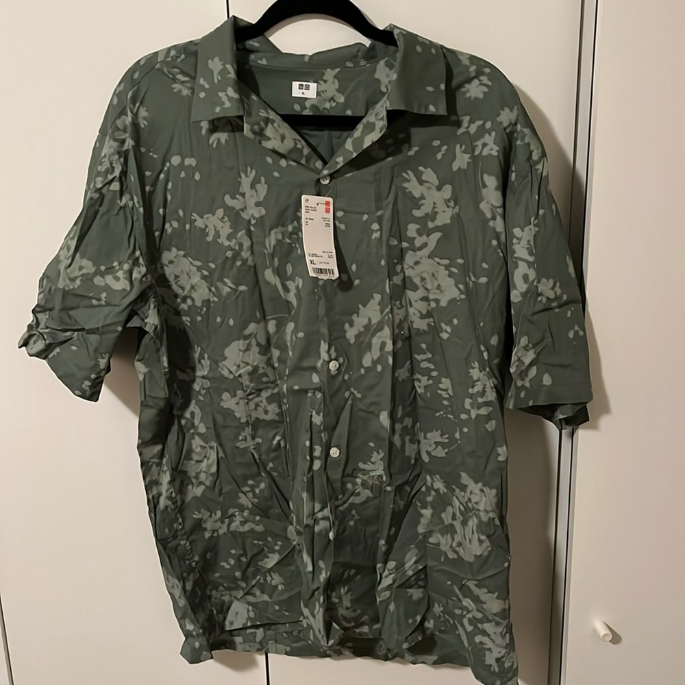 Uniqlo short-sleeve button up, XL